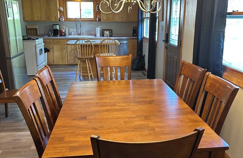 New Lisbon Casa | A’s Cozy Cottage