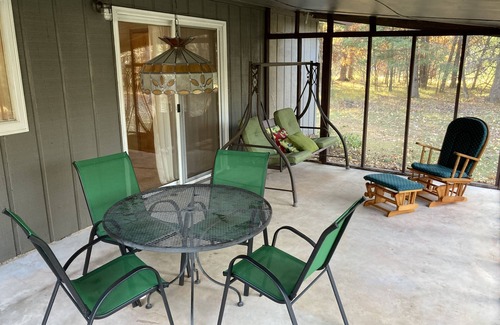 New Lisbon Casa | A’s Cozy Cottage