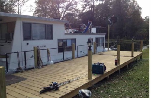 Bogalusa Alquiler De Eote | A Shore Bet 36' Vintage Houseboat.
