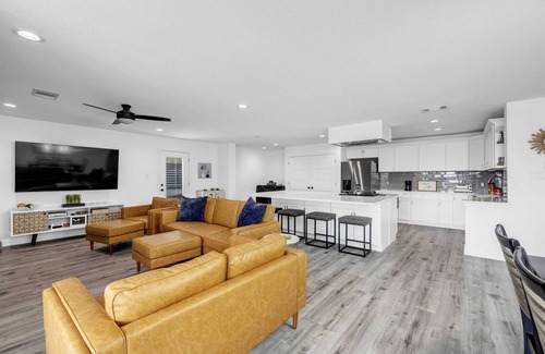 Kingsland Casa | A Shore Thing-Lakefront w/huge sandy beach, & pool