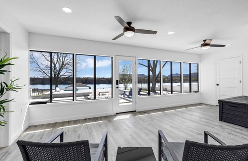 Kingsland Casa | A Shore Thing-Lakefront w/huge sandy beach, & pool