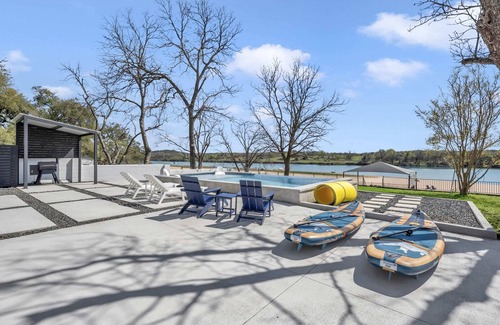 Kingsland Casa | A Shore Thing-Lakefront w/huge sandy beach, & pool