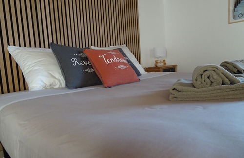 Venterol Cama Y Desayuno | A spacious, bright room for a sunny stay