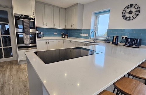 Mynytho Cabaña | A spacious, detached, modernised cottage near Abersoch with stunning sea views.