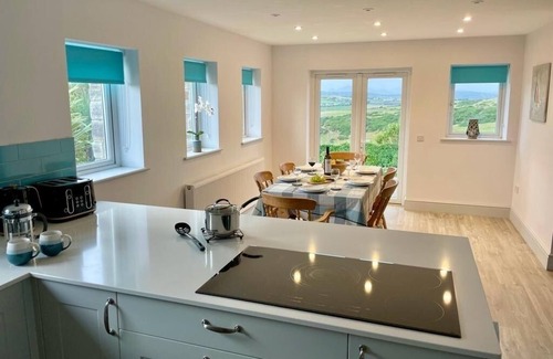 Mynytho Cabaña | A spacious, detached, modernised cottage near Abersoch with stunning sea views.