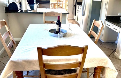 El Cerrito Casa | Una casa espaciosa con una gran vista de la bahía de San Francisco