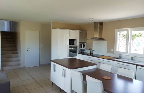 Camaret-sur-Aigues Villa | A STYLISH VILLA IN A PRIME LOCATION WITH POOL & BARBEQUE