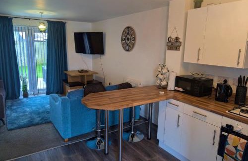 Margam Casa | A Swansea Getaway - 3 Bedroom Home with Hot Tub