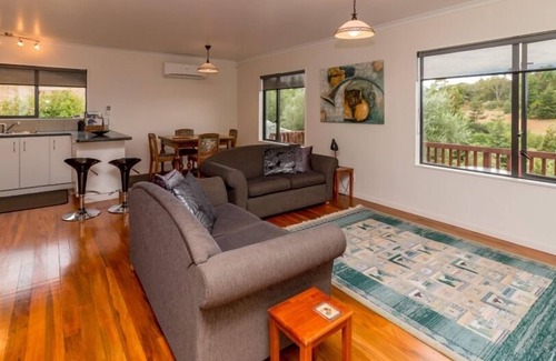 Puketapu Casa | Un toque de país cerca de la ciudad -LangTree Cottage