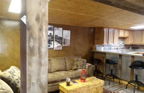 Panola Cabina | A unique cabin, comfortable with private hot tub!
