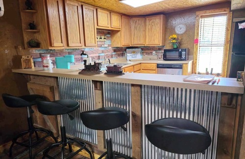 Panola Cabina | A unique cabin, comfortable with private hot tub!