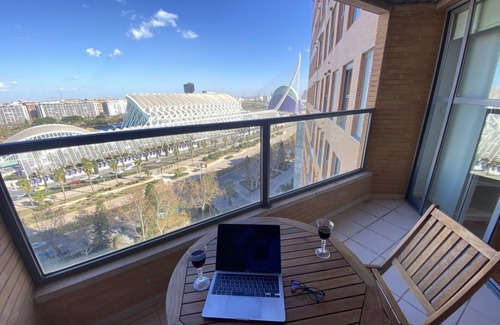 Ciudad de las Artes y las Ciencias Apartamento | L\'Umbracle terraza con vistas al Hemisferic.