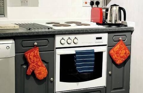 Derby Casa | A vibrant 3-bedroom house with ample parking