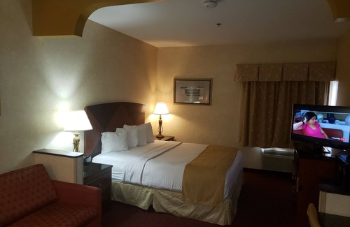 Warren Hotel | A Victory Suites Warren