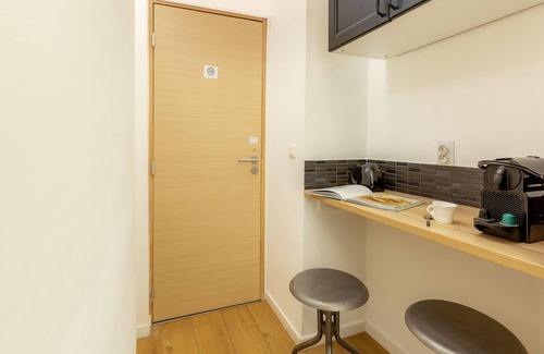 Opera Apartamento | A1 Black & White-Apartamento-Apartamento-Baño tipo “wet room”-Vista al patio