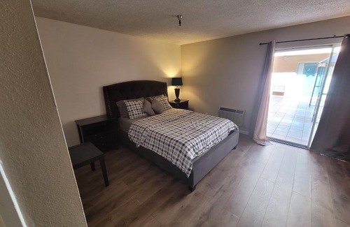 Pico - Robertson Hotel | (A17) Lovely Queen Bed Hotel Style