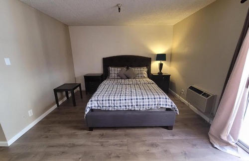 Pico - Robertson Hotel | (A17) Lovely Queen Bed Hotel Style