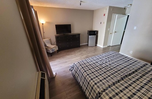 Pico - Robertson Hotel | (A17) Lovely Queen Bed Hotel Style