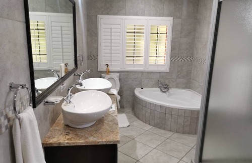 Baileys Muckleneuk Casa | Aanmani Rose Guest House