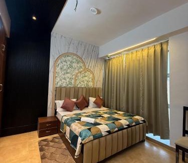 Noida Apartamento | Aatha Luxury Suites With Pool
