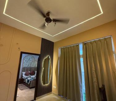 Noida Apartamento | Aatha Luxury Suites With Pool