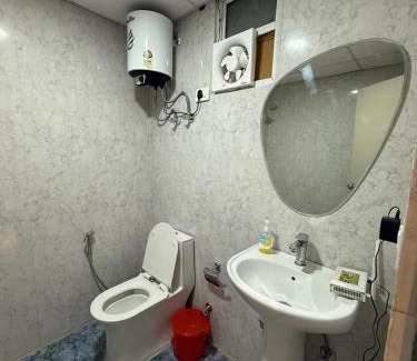 Noida Apartamento | Aatha Luxury Suites With Pool