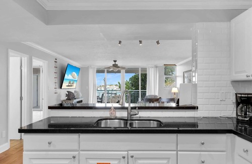 Meadows Condominio | "Abaco" Key West 2/2 End Unit Waterfront+Dockage