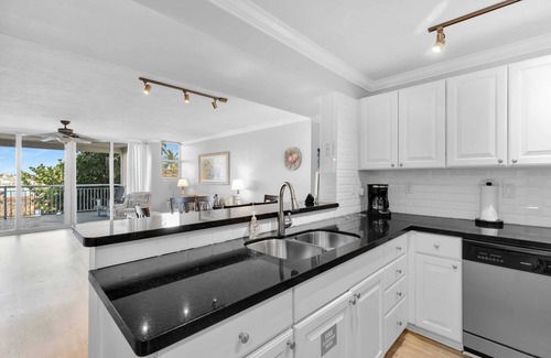 Meadows Condominio | "Abaco" Key West 2/2 End Unit Waterfront+Dockage