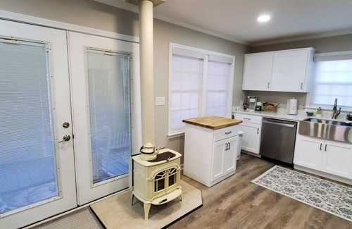 Lake Secession Cabaña | Naturewood Cottage on Lake Secession. Newly renovated, cozy 2 BR 1 1/2 bath