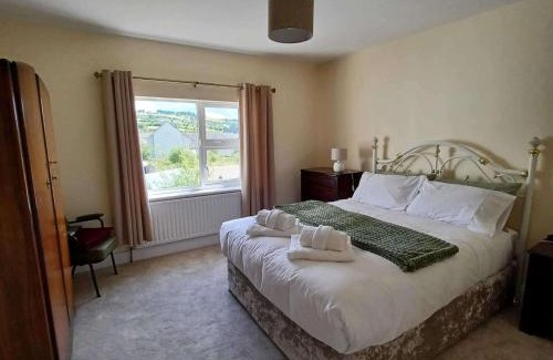 Abbeyfeale Casa | Abbeyfeale Home - Sleeps 6 - Convenient Location