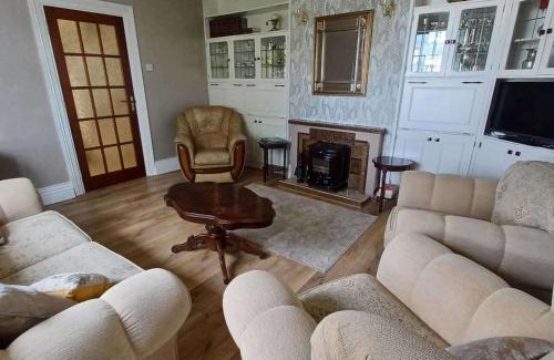 Abbeyfeale Casa | Abbeyfeale Home - Sleeps 6 - Convenient Location