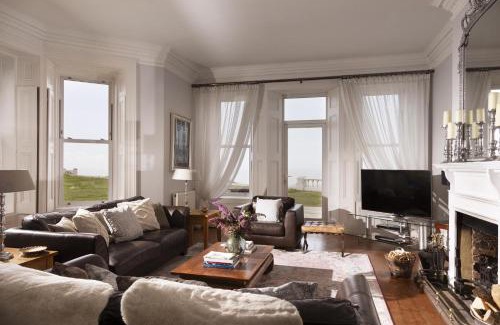 Folkestone Casa | Abbots Cliff House by Bloom Stays