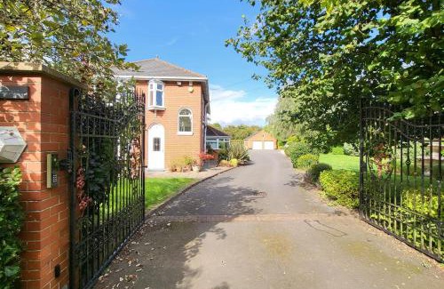 Goxhill Villa | Aberfall Pool Hot Tub Saunas Gym Cinema Grounds