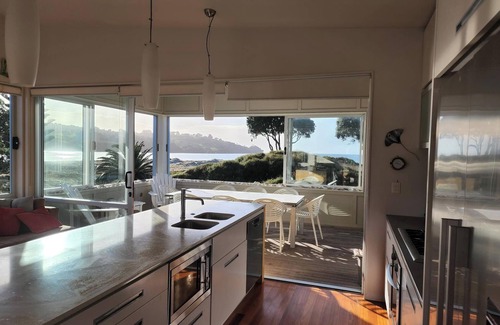 Omaha Casa | Absolute Beachfront Luxury Holiday House-Omaha