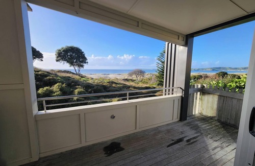 Omaha Casa | Absolute Beachfront Luxury Holiday House-Omaha