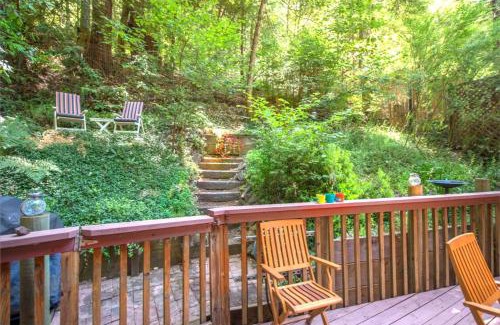 Guerneville Casa | Absolute Zen! Redwoods! BBQ Grill! Fast WiFi! Ping Pong! Dog Friendly!
