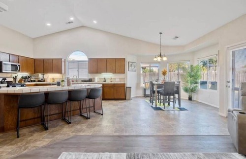Visalia Casa | Abundant 3B/2b House Pet Friendly