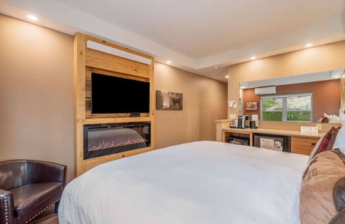 Estes Park Hotel | AC, K Bed, Fireplace, Shared Hot Tub - Lodge 102