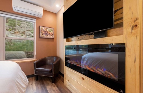 Estes Park Hotel | AC, K Bed, Fireplace, Shared Hot Tub - Lodge 102