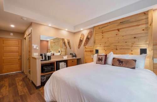 Estes Park Hotel | AC, K Bed, Fireplace, Shared Hot Tub - Lodge 102