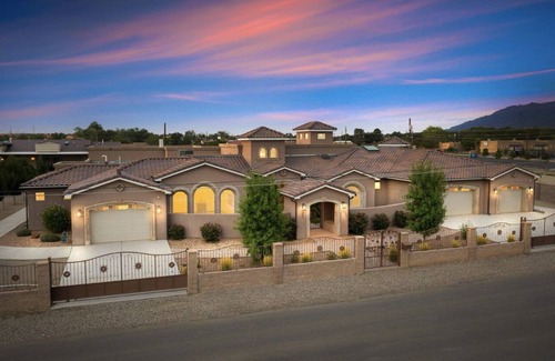North Valley Casa | Accessible Oasis: ADA Compliant room in the heart of N Valley centrally located.