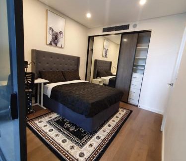 Lidcombe Apartamento | Accor Stadium Luxury - 3 Bed 2 Baths, sleeps 6, Pool, Parking if available- NO PARTIES