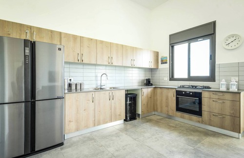 Nahariya Apartamento | Achziv Beach Getaway with Balcony by Sea N Rent