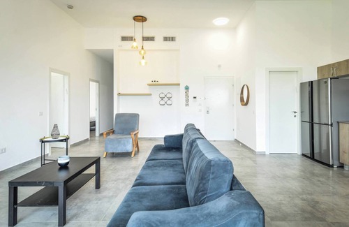 Nahariya Apartamento | Achziv Beach Getaway with Balcony by Sea N Rent