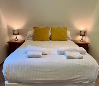 Liverton Casa | Acorn Lodge for Six with Hot Tub - Devon