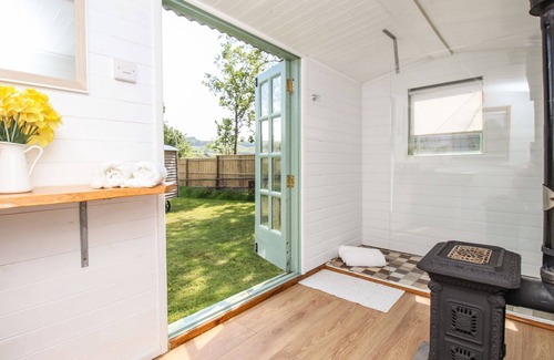 West Compton Cabaña | ACRES MEADOW, pet friendly, with open fire in Maiden Newton