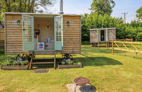 West Compton Cabaña | ACRES MEADOW, pet friendly, with open fire in Maiden Newton