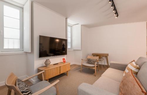 Misericordia Apartamento | AD2 Renovated Charm in Prime Location - BICA - with AC