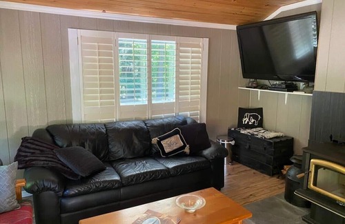 Port Carling Cabina | Ada Lake Cottage - Port Carling couples retreat