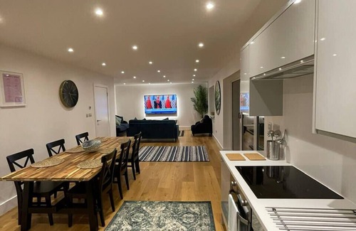 Runnymede Casa | Addlestone, Exquisite, Spacious, Six Bedroom (Three Bathroom) House